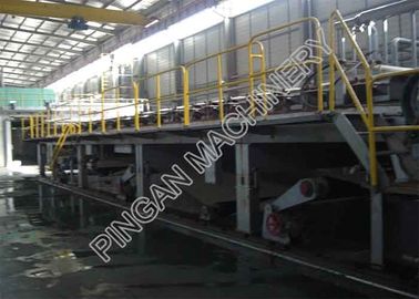 Máquina grossa uma da fatura de papel do cartão e meia alta velocidade do assoalho